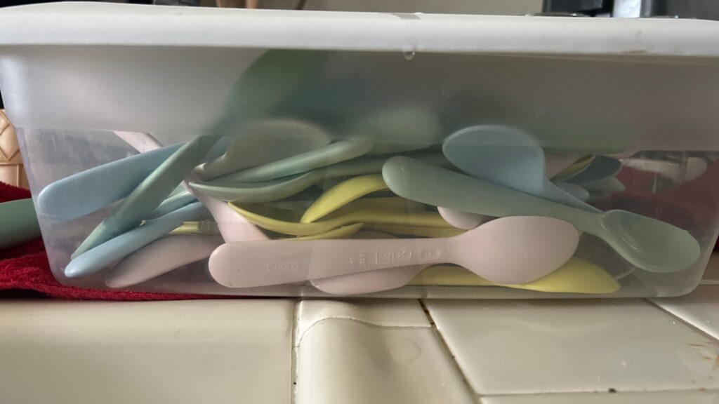 Spoons (assorted pastels) Spoons (assorted pastels)